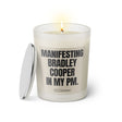 Duftkerze mit witzigen Spruch: Manifesting Bradley Cooper in my PM. Farbe beige und schwarz von Sassy Candle.