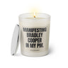 Duftkerze mit witzigen Spruch: Manifesting Bradley Cooper in my PM. Farbe beige und schwarz von Sassy Candle.