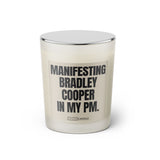 Duftkerze mit witzigen Spruch: Manifesting Bradley Cooper in my PM. Farbe beige und schwarz von Sassy Candle.