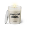 Duftkerze mit witzigem Spruch: Manifesting Orgasms. Farbe beige und schwarze Schrift. Kerzenglas mit silbernem Deckel von SassyCandle.