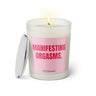 Duftkerze mit witzigem Spruch: Manifesting Orgasms. Farbe rosa und pinke Schrift. Kerzenglas mit silbernem Deckel von SassyCandle.