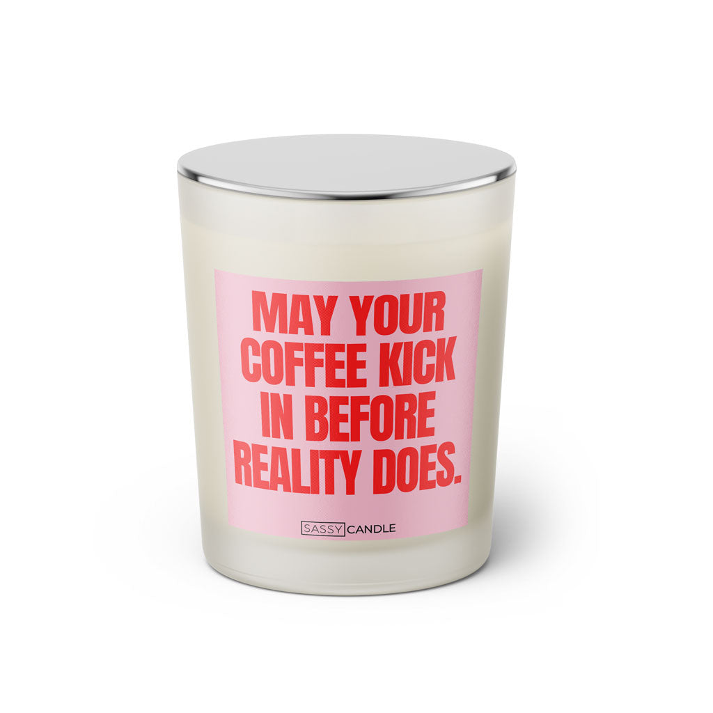 Duftkerze mit Spruch: May your coffee kick in before reality does. Farbe rosa und pink von Sassy Candle.