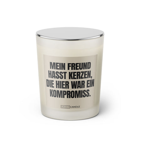 Duftkerze mit witzigem Spruch: Mein Freund hasst Kerzen die hier war ein Kompromiss. Farbe beige und schwarz mit silbernem Deckel von Sassy Candle.
