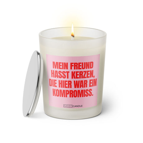 Duftkerze mit witzigem Spruch: Mein Freund hasst Kerzen die hier war ein Kompromiss. Farbe rosa und pink mit silbernem Deckel von Sassy Candle.