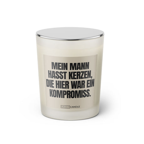 Duftkerze mit witzigem Spruch: Mein Mann hasst Kerzen die hier war ein Kompromiss. Farbe beige und schwarz mit silbernem Deckel von Sassy Candle.