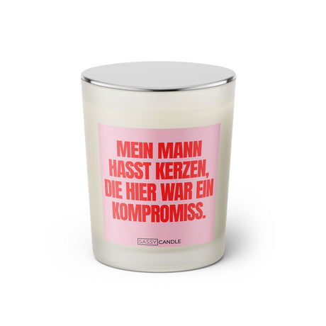 Duftkerze mit witzigem Spruch: Mein Mann hasst Kerzen die hier war ein Kompromiss. Farbe rosa und pink mit silbernem Deckel von Sassy Candle.