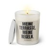 Duftkerze mit witzigen Spruch: Meine Terasse, meine Regeln. Farbe beige und schwarz von Sassy Candle.