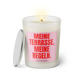 Duftkerze mit witzigen Spruch: Meine Terasse, meine Regeln. Farbe rosa und pink von Sassy Candle.