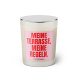 Duftkerze mit witzigen Spruch: Meine Terasse, meine Regeln. Farbe rosa und pink von Sassy Candle.
