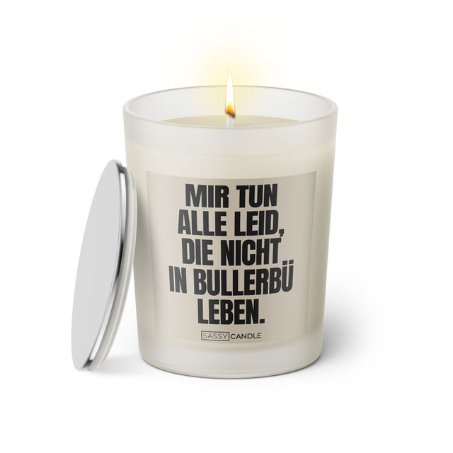 Duftkerze mit Spruch: Mir tun alle Leid, die nicht in Bullerbü leben. Farbe beige und schwarz von Sassy Candle.