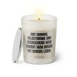 Duftkerze mit witzigem Spruch: Mit Humor, Selbstironie und ausreichend Wein kommt man immer gut durchs Leben. Farbe beige und schwarze Schrift. Kerzenglas mit silbernem Deckel von SassyCandle.