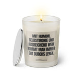 Duftkerze mit witzigem Spruch: Mit Humor, Selbstironie und ausreichend Wein kommt man immer gut durchs Leben. Farbe beige und schwarze Schrift. Kerzenglas mit silbernem Deckel von SassyCandle.