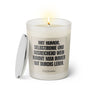 Duftkerze mit witzigem Spruch: Mit Humor, Selbstironie und ausreichend Wein kommt man immer gut durchs Leben. Farbe beige und schwarze Schrift. Kerzenglas mit silbernem Deckel von SassyCandle.
