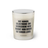 Duftkerze mit witzigem Spruch: Mit Humor, Selbstironie und ausreichend Wein kommt man immer gut durchs Leben. Farbe beige und schwarze Schrift. Kerzenglas mit silbernem geschlossenem Deckel von SassyCandle.