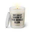  Duftkerze mit witzigem Spruch: Mit Lillet daheim ist man niemals allein. Farbe beige und schwarze Schrift. Kerzenglas mit silbernem Deckel von SassyCandle.