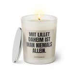  Duftkerze mit witzigem Spruch: Mit Lillet daheim ist man niemals allein. Farbe beige und schwarze Schrift. Kerzenglas mit silbernem Deckel von SassyCandle.