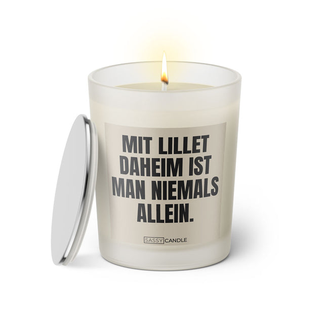  Duftkerze mit witzigem Spruch: Mit Lillet daheim ist man niemals allein. Farbe beige und schwarze Schrift. Kerzenglas mit silbernem Deckel von SassyCandle.