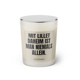  Duftkerze mit witzigem Spruch: Mit Lillet daheim ist man niemals allein. Farbe beige und schwarze Schrift. Kerzenglas mit silbernem geschlossenem  Deckel von SassyCandle.