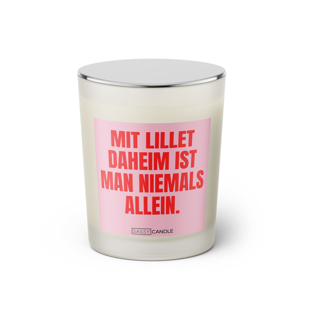 Duftkerze mit witzigem Spruch: Mit Lillet daheim ist man niemals allein. Farbe rosa und pinke Schrift. Kerzenglas mit silbernem geschlossenem Deckel von SassyCandle.
