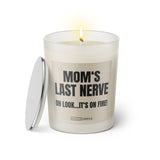 Duftkerze mit witzigem Spruch: Mom's last nerve ... Oh look... It's on fire! Farbe beige und schwarz mit silbernem Deckel von Sassy Candle.