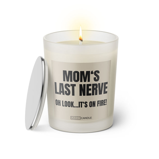 Duftkerze mit witzigem Spruch: Mom's last nerve ... Oh look... It's on fire! Farbe beige und schwarz mit silbernem Deckel von Sassy Candle.