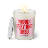 Duftkerze mit witzigen Spruch: Mood: Sexy and tired. Farbe rosa und pink von Sassy Candle.