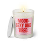 Duftkerze mit witzigen Spruch: Mood: Sexy and tired. Farbe rosa und pink von Sassy Candle.
