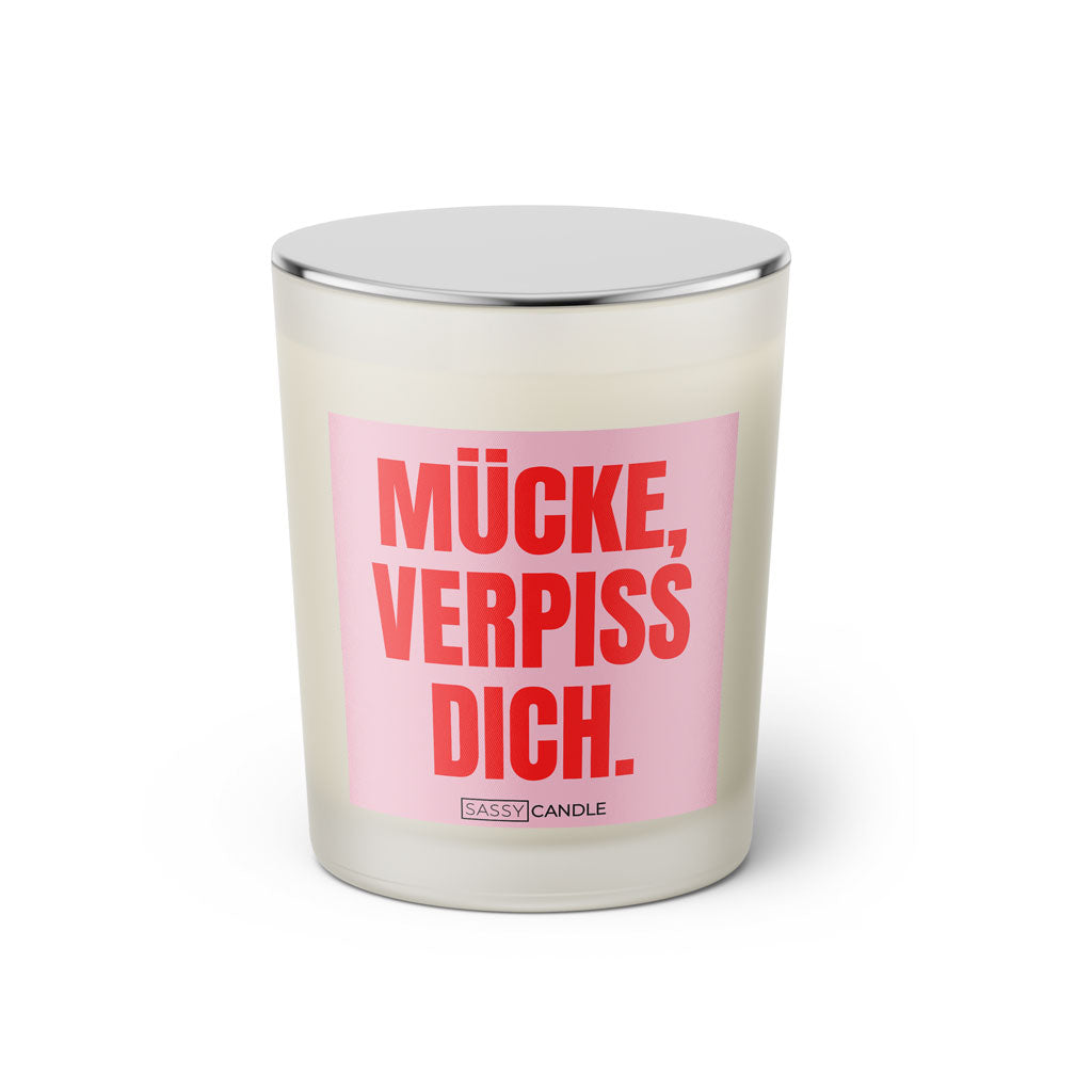 Duftkerze mit witzigen Spruch: Mücke, verpiss dich. Farbe rosa und pink von Sassy Candle.