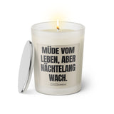 Duftkerze mit witzigen Spruch: Müde vom Leben, aber Nächtelang wach. Farbe beige und schwarz von Sassy Candle.