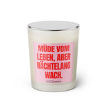 Duftkerze mit witzigen Spruch: Müde vom Leben, aber Nächtelang wach. Farbe rosa und pink von Sassy Candle.