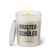 Duftkerze mit witzigem Spruch: Musterschüler. Farbe beige und schwarze Schrift. Kerzenglas mit silbernem geschlossenem Deckel von SassyCandle.