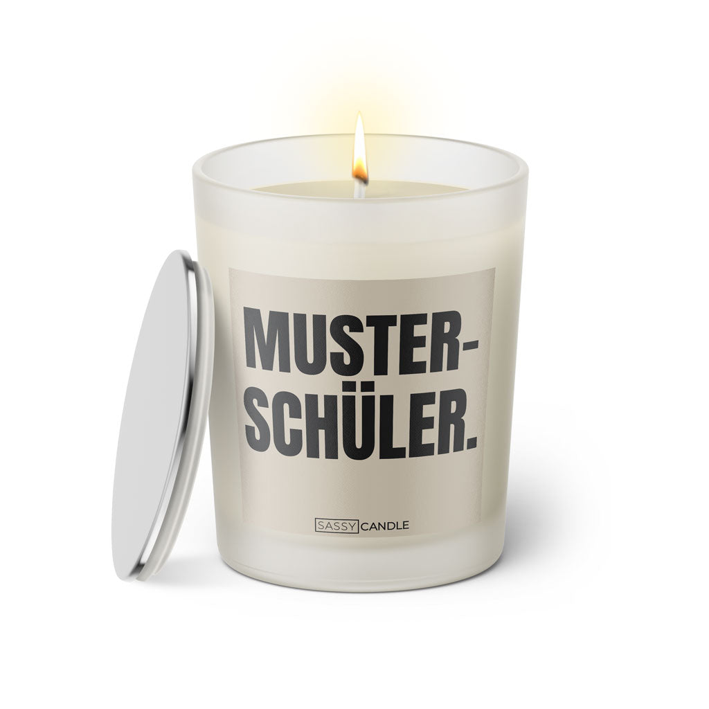 Duftkerze mit witzigem Spruch: Musterschüler. Farbe beige und schwarze Schrift. Kerzenglas mit silbernem geschlossenem Deckel von SassyCandle.