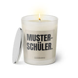 Duftkerze mit witzigem Spruch: Musterschüler. Farbe beige und schwarze Schrift. Kerzenglas mit silbernem geschlossenem Deckel von SassyCandle.