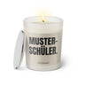 Duftkerze mit witzigem Spruch: Musterschüler. Farbe beige und schwarze Schrift. Kerzenglas mit silbernem geschlossenem Deckel von SassyCandle.