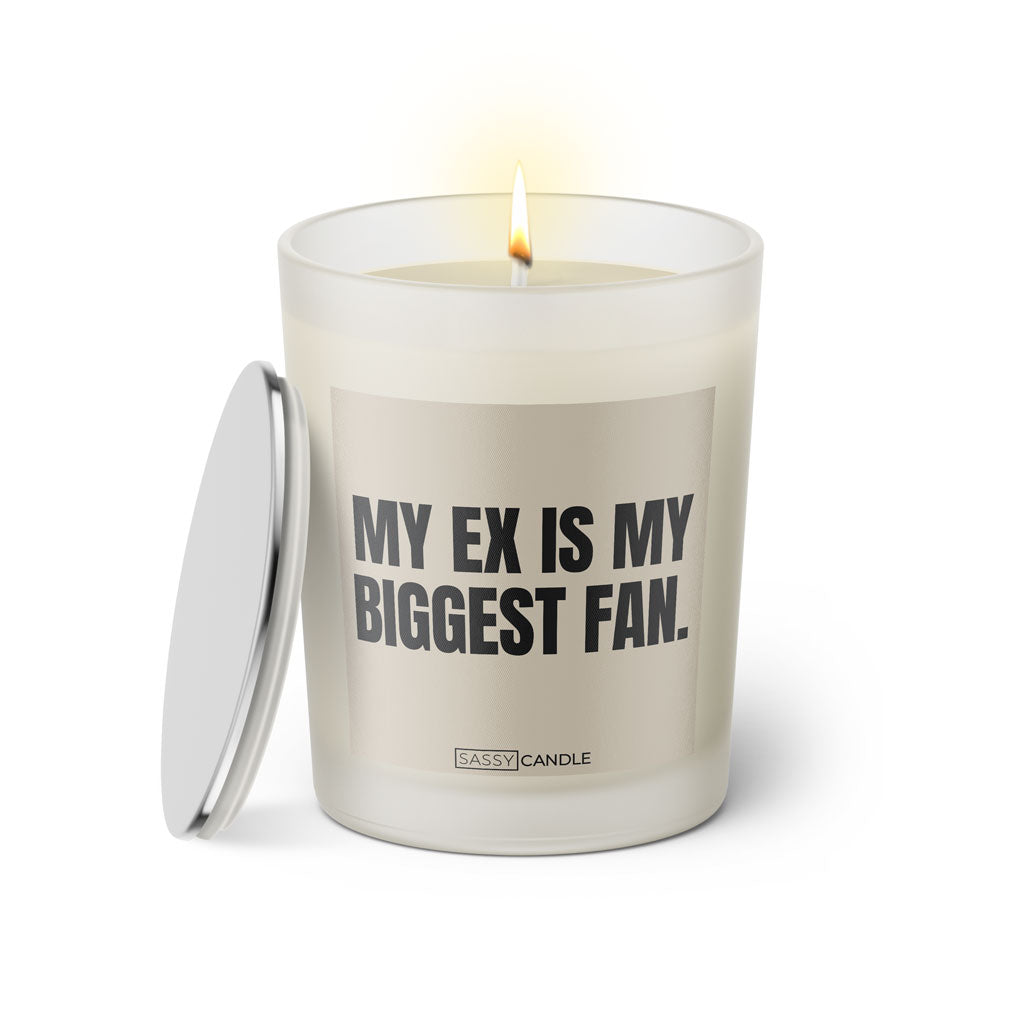 Duftkerze mit witzigem Spruch: My Ex is my biggest fan. Farbe beige und schwarze Schrift. Kerzenglas mit silbernem Deckel von SassyCandle.