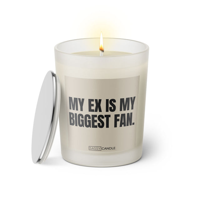 Duftkerze mit witzigem Spruch: My Ex is my biggest fan. Farbe beige und schwarze Schrift. Kerzenglas mit silbernem Deckel von SassyCandle.