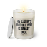 Duftkerze mit witzigen Spruch: My sister's brother (me) is really cool! Kerzenglas mit silbernen Deckel von Sassy Candle. Farbe beige und schwarz.