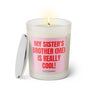 Duftkerze mit witzigen Spruch: My sister's brother (me) is really cool! Kerzenglas mit silbernen Deckel von Sassy Candle. Farbe rosa und pink.