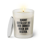 Duftkerze mit witzigen Spruch: Nackt gefällst du mir immer noch am besten. Farbe beige und schwarz mit silbernen Deckel von Sassy Candle.