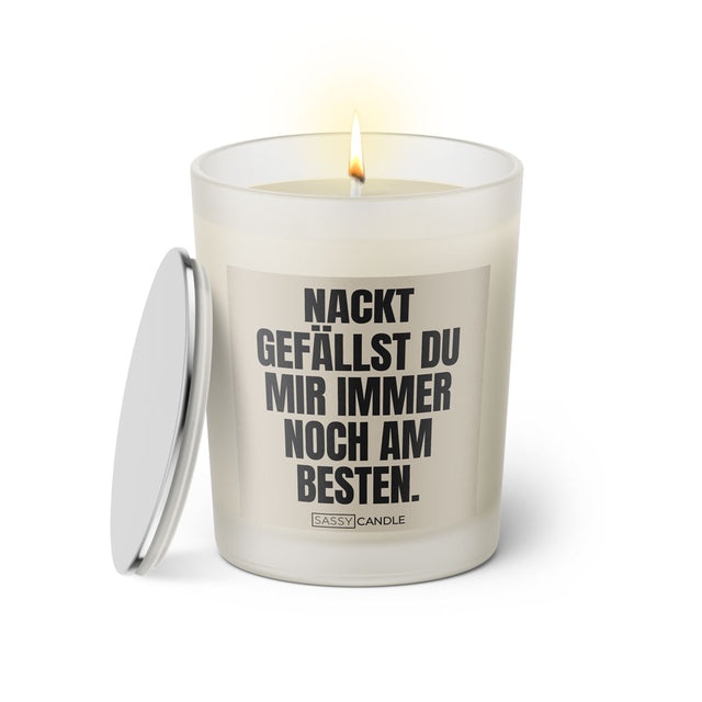 Duftkerze mit witzigen Spruch: Nackt gefällst du mir immer noch am besten. Farbe beige und schwarz mit silbernen Deckel von Sassy Candle.