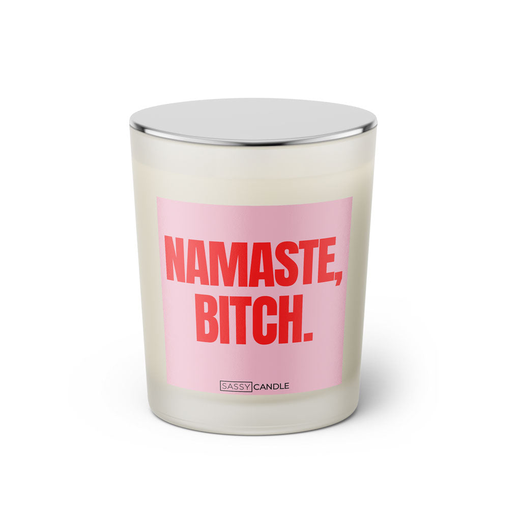 Duftkerze mit witzigen Spruch: Namaste, Bitch. Farbe rosa und pink von Sassy Candle.