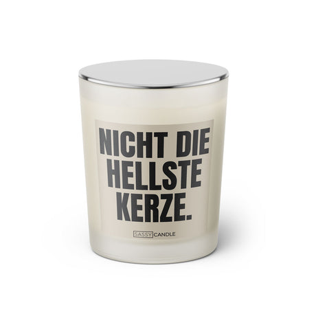 Duftkerze mit witzigem Spruch: Nicht die hellste Kerze. Farbe beige und schwarze Schrift. Kerzenglas mit silbernem geschlossenem Deckel von SassyCandle.