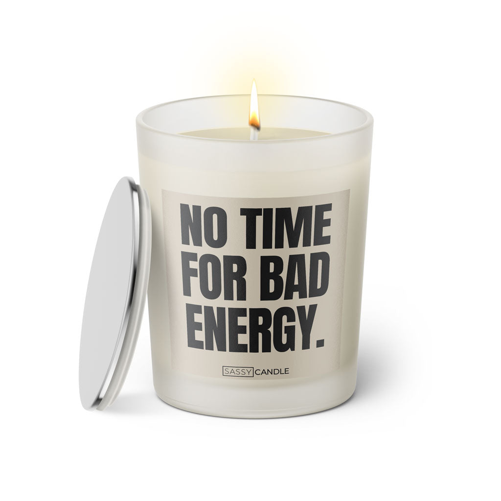 Duftkerze mit witzigen Spruch: No time for bad energy. Farbe beige und schwarz von Sassy Candle.