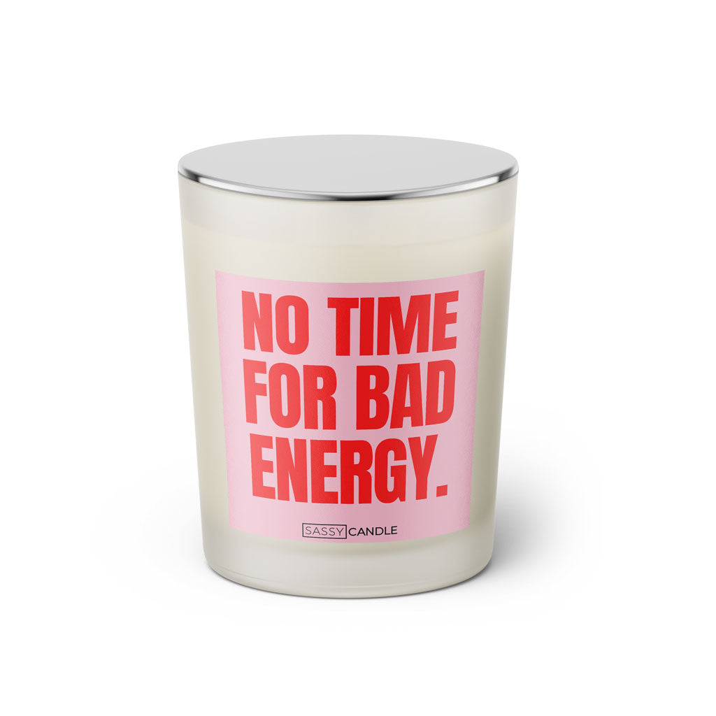 Duftkerze mit witzigen Spruch: No time for bad energy. Farbe rosa und pink von Sassy Candle.