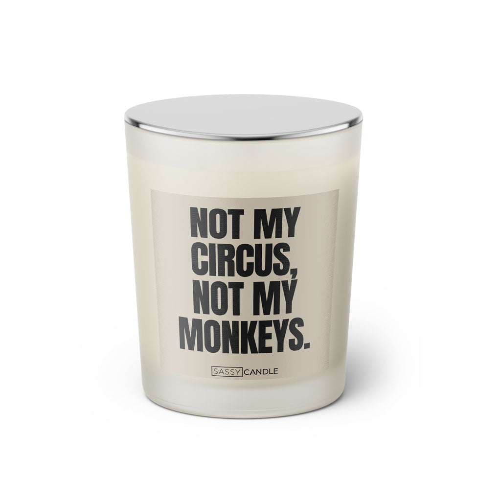 Duftkerze mit witzigem Spruch: Not my circus, not my monkeys. Farbe beige und schwarze Schrift. Kerzenglas mit silbernem geschlossenem Deckel von SassyCandle.