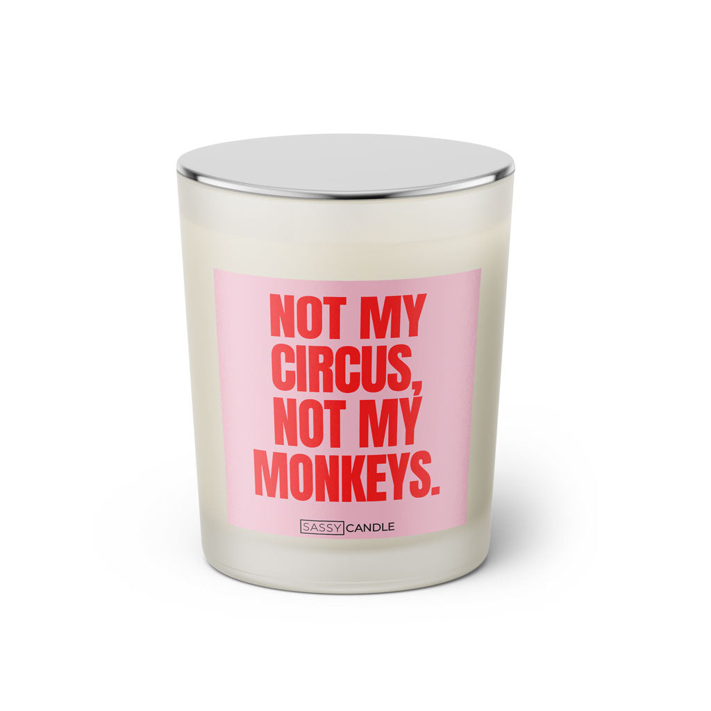 Duftkerze mit witzigem Spruch: Not my circus, not my monkeys. Farbe rosa und pinke Schrift. Kerzenglas mit silbernem geschlossenem Deckel von SassyCandle.