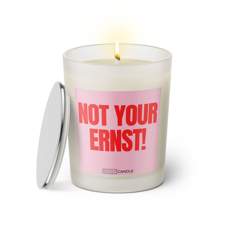 Duftkerze mit Spruch: Not your Ernst! Farbe rosa und pink von Sassy Candle.