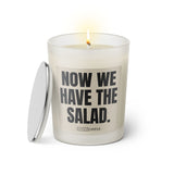 Duftkerze mit Spruch: Now we have the Salad. Farbe beige und schwarz von Sassy Candle.