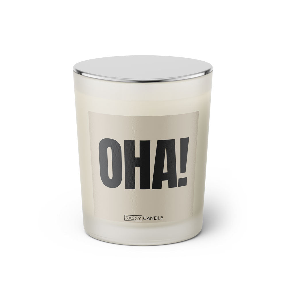 Duftkerze mit Spruch: OHA! Farbe beige und schwarz von Sassy Candle.