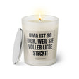 Duftkerze mit witzigen Spruch: Oma ist so dick, weil sie voller Liebe steckt! Kerzenglas mit silbernen Deckel von Sassy Candle. Farbe beige und schwarz.